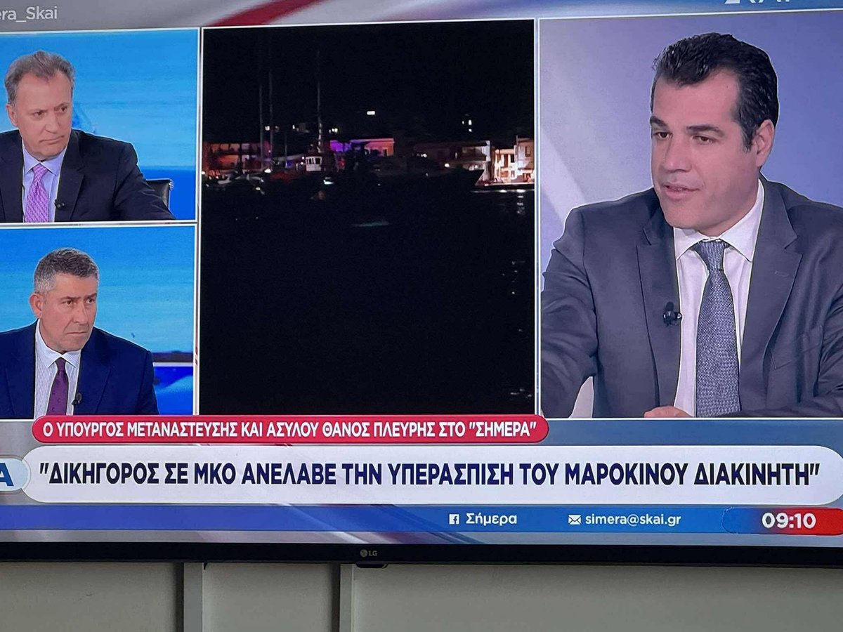 AretiAthanasiu's tweet photo. «Κατηγορούμαι ότι υπερασπίστηκα ένα φτωχό  άνθρωπο, από τον Υπουργό που υπερασπίστηκε το Ναζί πατέρα του και είπε ότι είναι υπερασπιστικό δικαίωμα...»
Ο Δημήτρης Χούλης,  ο δικηγόρος του νεαρού Μαροκινού που κατηγορείται ως διακινητής του ναυαγίου στην Χίου, έγινε στόχος δημόσιας επίθεσης από τον υπουργό Μετανάστευσης του Καθεστώτος Θάνο Πλεύρη. Και δεν είναι η πρώτη φορά. Υπάρχει προϊστορία. 
Δείτε τι περνάει ένας άνθρωπος που ανέλαβε να υπερασπιστεί έναν κατηγορούμενο, σε μια χώρα «κατ' επίφαση» δημοκρατική, όπου έχει ήδη καταδικαστεί πριν καν καθίσει στο εδώλιο:
«Από εχθές το βράδυ μέχρι και σήμερα το πρωί ένας υπουργός της κυβέρνησης επιτίθεται σε ένα ραντομ δικηγόρο σε ένα ραντομ νησί επειδή έκανα τη δουλειά μου και υπερασπίστηκα  έναν κατηγορούμενο. 

Τα κανάλια τον ακούνε αλλά δεν κά��ουν καν τον κόπο να ρωτήσουν την άλλη πλευρα όπως θα επέβαλλε η δεοντολογία. 

Ενα σκληρό πανίσχυρο κράτος προσπαθεί να συνθλίψει έναν πολίτη. Ελα που μας έχουν συνθλίψει εδώ και χρόνια και πλέον δεν έχουμε τι άλλο να χάσουμε. 

Τελευταία φορά που υπουργός μετανάστευσης μίλησε για το δικηγόρο από τη Σάμο, το 2021 ο Μηταράκης, μέσα σε διάστημα ενός έτους έγιναν τα εξής: άρση τηλεφωνικού απορρήτου μου 3 φορές. Δεν βρήκαν τιποτα. 
Κακουργηματικές δικογραφίες εις βάρος μου 3 φορές. Αρχειοθετήθηκαν όλες.
Πλημμεληματική δικογραφία εις βάρος μου 1 φορά. Αθωώθηκα. 
Φορολογικός έλεγχος και επιβολή τεράστιου προστίμου. Με έξοδα κα κόπο μειώθηκε και ήδη αναμένεται απόφαση από το διοικητικό δικαστήριο καθώς τα όργανα του κράτους επέβαλλαν παράνομα πρόστιμο για ποσά που δεν έπρε��ε. 

Αυτή τη φορά τι θα κάνουν; Μάλλον τα ίδια. 
Αρα τονίζω από τώρα: δεν είμαι εγκληματίας, μου αρέσει η ζωή μου όσο και να μας τη χαλάνε οι κυβερνώντες, και αποκλείεται να αυτοκτονήσω μέχρι να πάρει ο Ολυμπιακός το Champions League. 

Το τεκμήριο της αθωότητας καταργείται πλήρως, ο κατηγορούμενος έχει ήδη καταδικαστεί από την κυβέρνηση σε πανελλήνια μετάδοση, ο δικηγόρος βάλλεται επειδή έκανε τη δουλειά του. Καλά πάμε. 

Κατηγορούμαι ότι υπερασπίστηκα ένα φτωχό  άνθρωπο, από τον Υπουργό που υπερασπίστηκε το Ναζί πατέρα του και είπε ότι είναι υπερασπιστικό δικαίωμα. Αδιανόητες καταστάσεις σε μια χώρα που κατρακυλάει στο βούρκο. Τουλάχιστον αυτή τη φορά με το ψεύτικο θάρρος που του δίνει το αξίωμα του όσα λέει τα λέει με δυνατή φωνή στα κανάλια, δεν ψιθυρίζει όπως τότε στην πλ��τεία εξαρχειων. 

Τόσο εκνευρισμένος που δεν έχουν συνοχή όσα έγραψα.»
