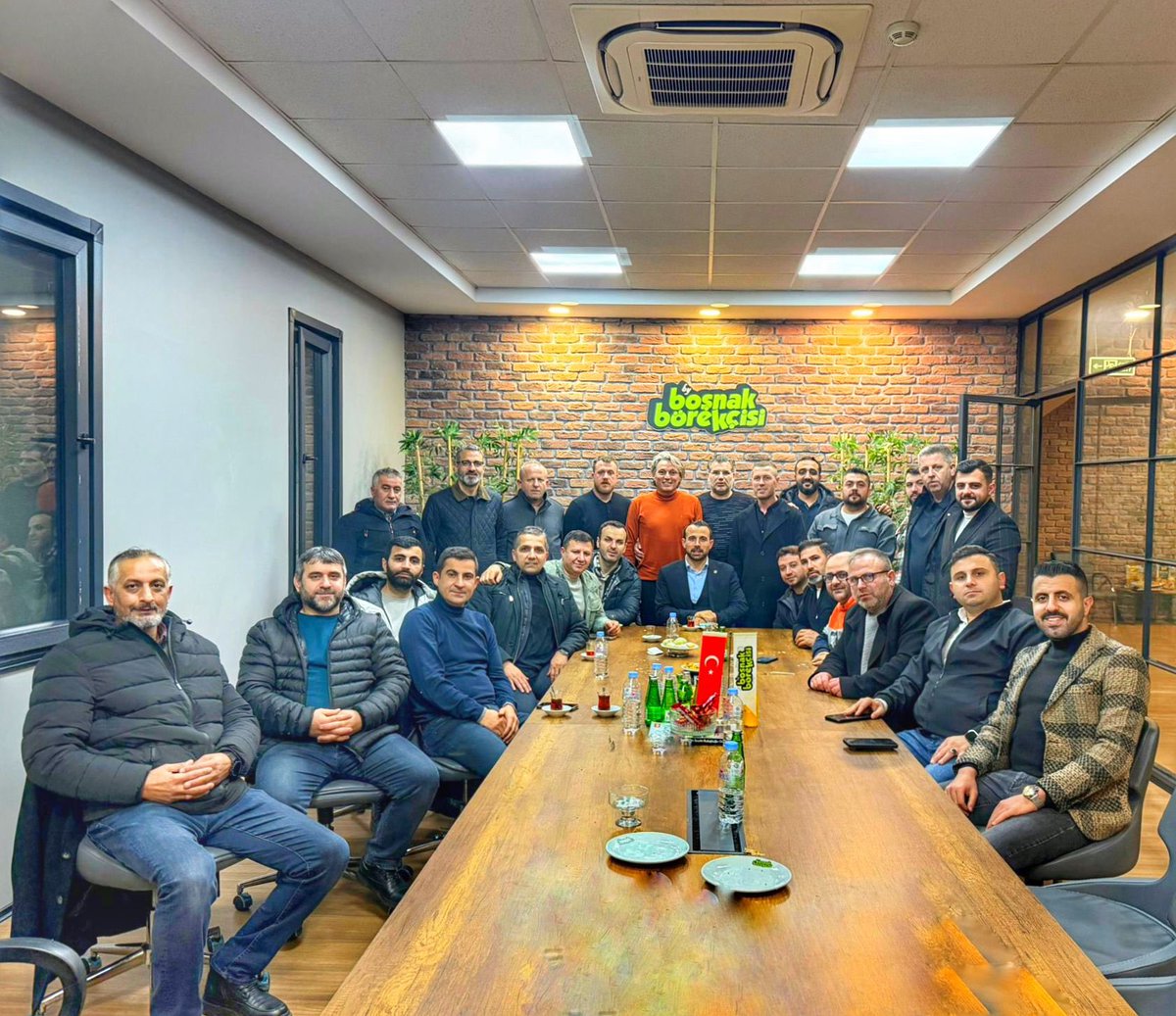 İlçe Başkanımız Sayın Yusuf Haldızoğlu ve İlçe Yönetim Kurulu Üyelerimiz ile birlikte, İlçe Başkan Yardımcımız Hulusi Bekeç’i iş yerinde ziyaret ettik. Nazik misafirperverliği için kendilerine teşekkür ediyoruz.