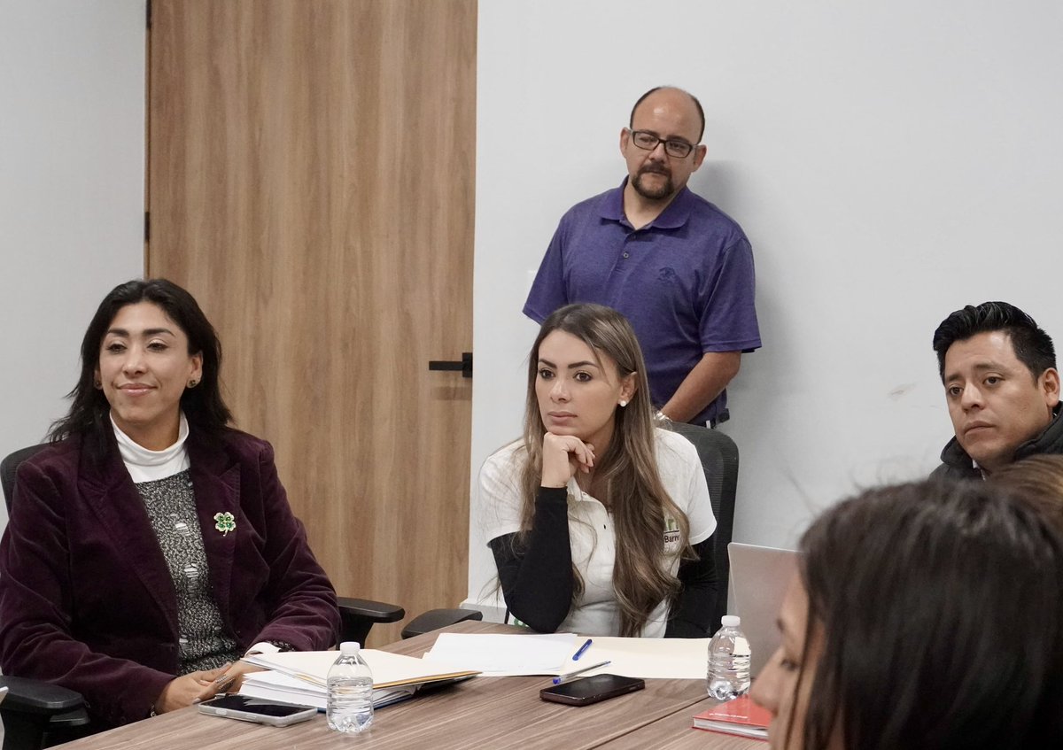 Esta mañana recibimos a autoridades de la Escuela Secundaria Técnica 2 "Francisco I. Madero", quienes acudieron a solicitar la revisión de un expediente relacionado con el aniversario de su institución.

Reafirmo mi  compromiso de acompañar y dar seguimiento a las gestiones que