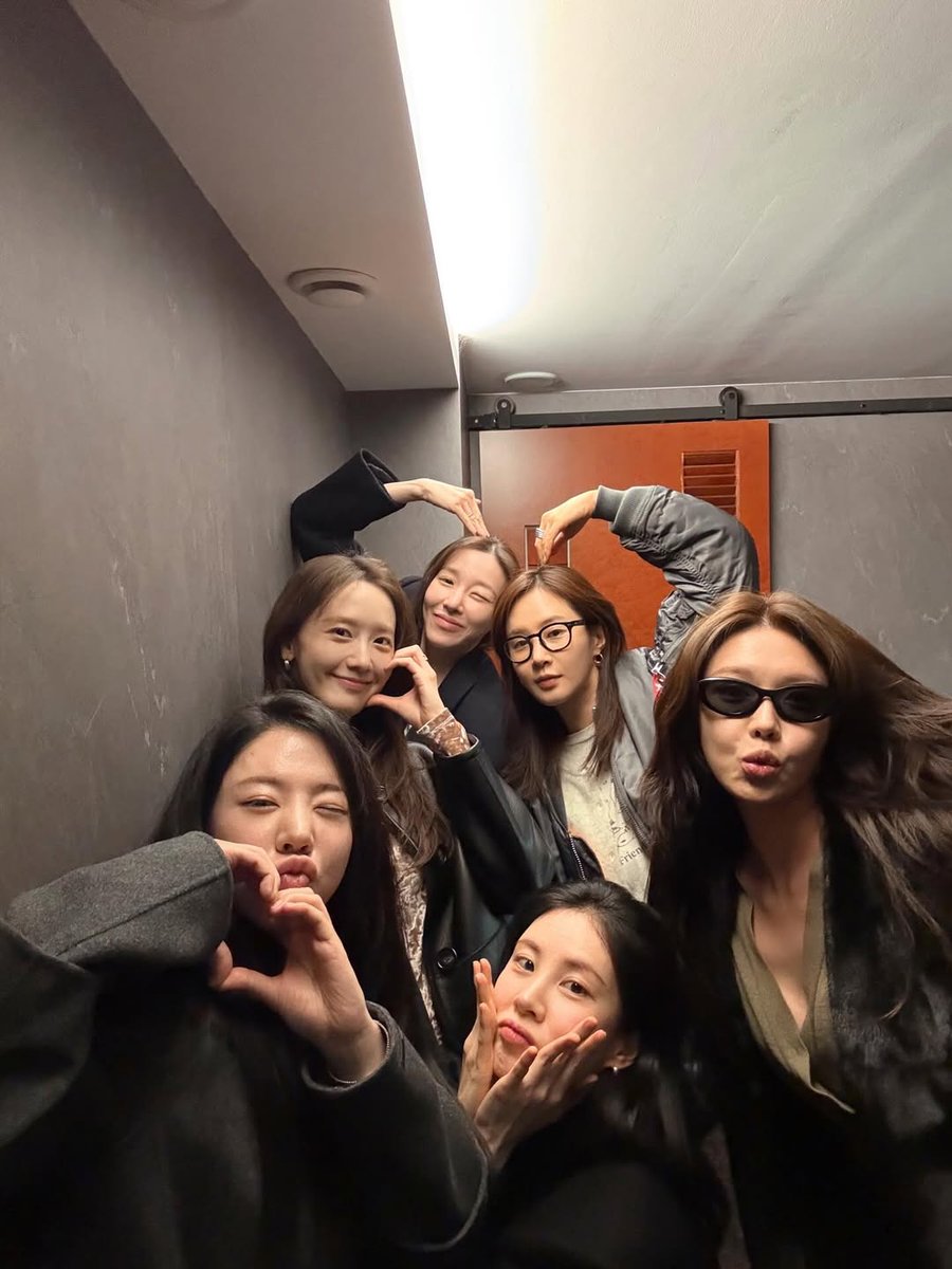 Jusko mga atecco! Happy to see them reunited once in a while to celebrate birthdays together. Forever Soshi's trademark. Only visible together during birthdays lol
#SNSD
#sone
#Soshi