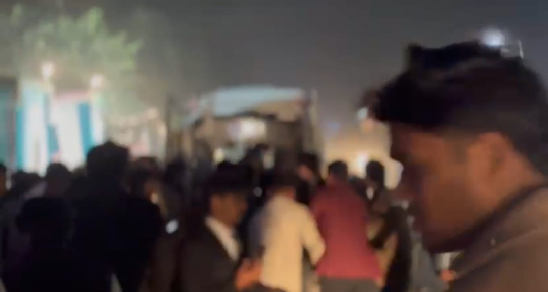 #लखनऊ
#थाना_दुबग्गा क्षेत्र के मछली मंडी गेट के पास हुआ भीषण एक्सीडेंट
भीषण एक्सीडेंट में वैन के उड़े परचख्खे
कई गाड़ियां आपस में टकराई
कई लोग हुए गंभीर रूप से घायल 
<a href="/UPPViralCheck/">UPPOLICE FACT CHECK</a> <a href="/Uppolice/">UP POLICE</a> <a href="/dgpup/">DGP UP</a> <a href="/Rajeevkrishna69/">Rajeev Krishna IPS, DGP UP</a> <a href="/lkopolice/">LUCKNOW POLICE</a> <a href="/DCPWEST1/">DCP WEST LUCKNOW</a> <a href="/LkoCp/">CP LUCKNOW</a> <a href="/LoJcp/">JCP L&O LUCKNOW</a> <a href="/CMOfficeUP/">CM Office, GoUP</a> <a href="/myogioffice/">Yogi Adityanath Office</a> <a href="/ANI/">ANI</a>