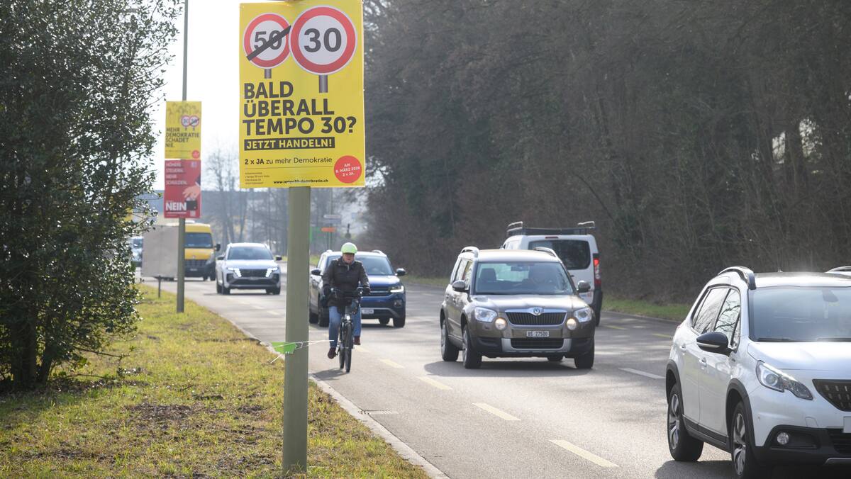 Blickch's tweet photo. Im Baselbiet wird im März über Tempo 30 abgestimmt. Die Assistenzsysteme erkennen die Verkehrsschilder auf dem Plakat – und bremsen ab.  https://t.co/uC1aVpDCZd https://t.co/RiwvjCPHOq