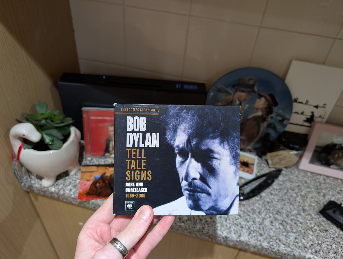 t0mbstoneblues's tweet image. Some are saying (well, I am at least) that this album of outtakes and offcuts is better than most artists' best work