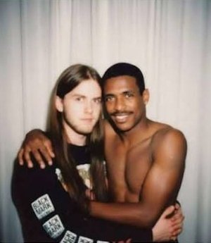 robbypitbullgre's tweet image. Lembrei do guri em sobradinho que tava com uma dessa, dei três opções
Tira a camisa
Apanha e fica sem ela
Vai embora
Mlk ficou o rolé quase todo sem camisa.