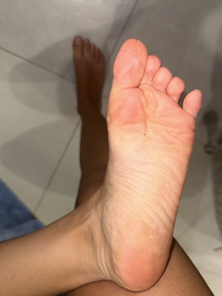 GoddesGeorgina's tweet photo. Piedini sudati, allenamento finito.
C’è sudore e sporcizia da ripulire.

Che aspetti verme?
NON SI PULISCONO DA SOLI, IN GINOCCHI E FUORI LA LINGUA👅👅🤘

#findom #foot #feet #lick #alphacouple #cuck #cuckold #slave @rt_feet @rtsubbi @rt_domm https://t.co/AXQeieuYjP