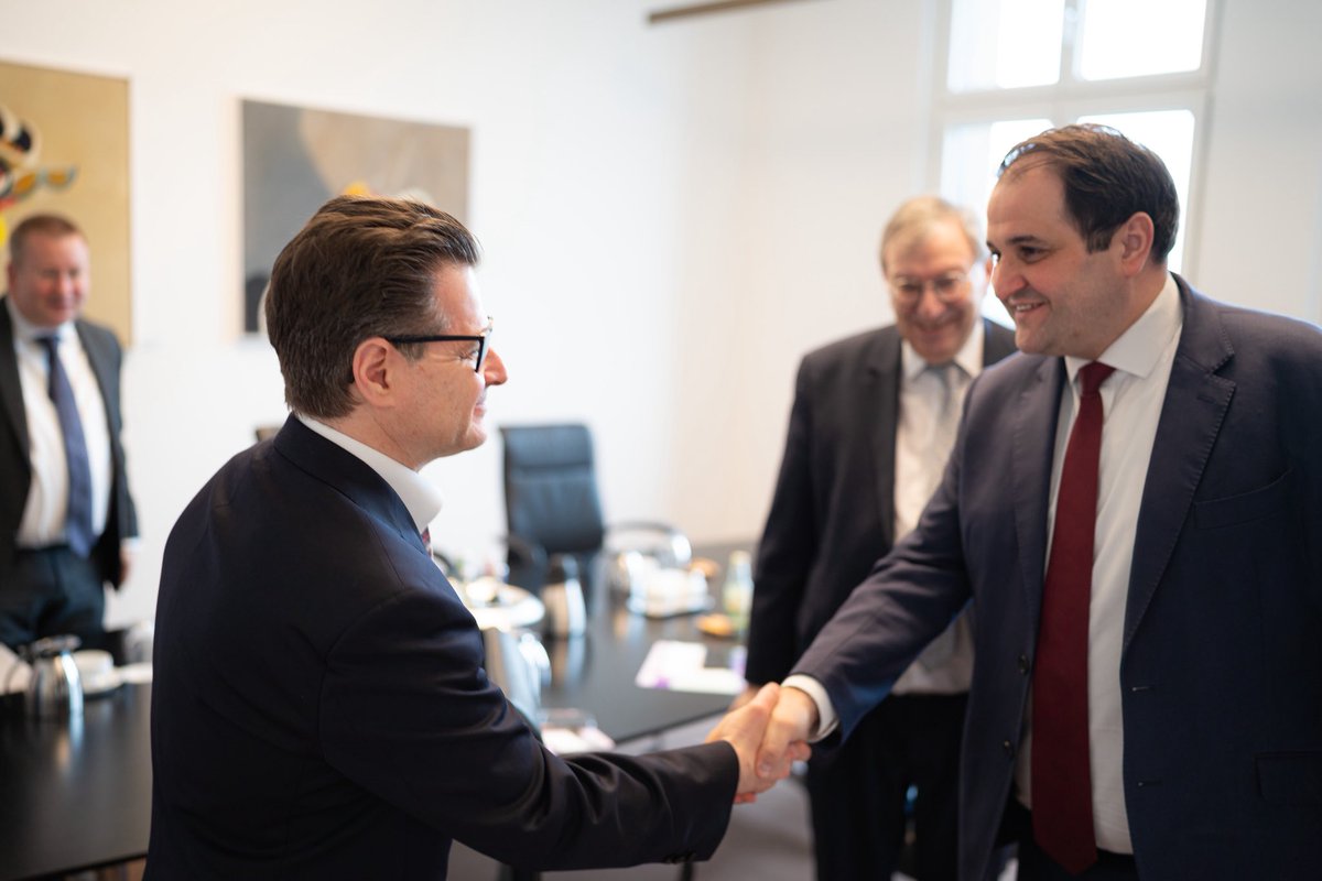 mbeimnrw's tweet photo. „Jüdisches Leben ist Teil unserer Gesellschaft. Damit Vorurteile nicht zu Desinformation und schließlich zu Antisemitismus führen, setzen wir auf starke Bildungsangebote“, sagt Minister @n_liminski im Gespräch mit Andrei Kovacs von @jewlif und Abraham Lehrer (@ZentralratJuden). https://t.co/JWAgKGGiMt