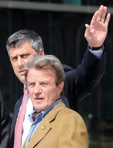 Renardpaty's tweet photo. Le mensonge prend l’ascenseur, la vérité l’escalier … mais elle arrive !

La procureure du Tribunal spécial pour le Kosovo a requis 45 ans de prison contre Hashim Thaçi (le grand ami de Kouchner) et d’autres membres du mouvement terroriste albanais UCK pour meurtres, torture, actes inhumains et détentions illégales, perpétrés principalement contre des Serbes et des Albanais qu’ils accusaient d’être pro-serbe.

Dans les années 1990 les médias dominants et la classe politique française avaient donné une image caricaturale du peuple serbe qui ne faisait que défendre sa terre au Kosovo et en Métochie contre les terroristes de l’UCK.

 Aujourd’hui la procureure abonde dans le sens des Serbes et reconnaît que l’UCK était dirigé par des monstres.

De nombreux responsables politiques français ont côtoyé Hashim Thaçi de très près et feignent d’ignorer ce que tout le monde au Kosovo et en Métochie (Serbes comme Albanais) sait très bien sur les activités criminelles de Thaçi. 

Il serait bien que la justice française enquête un jour sur les relations entre Paris et l’UCK.