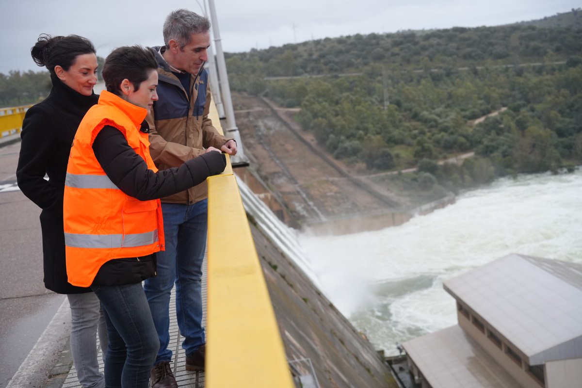 ⛈️ La pdta Raquel del Puerto continúa la ronda de visitas a municipios afectados por el reciente temporal, con el objetivo de evaluar sobre el terreno los daños y coordinar las actuaciones necesarias junto a los ayuntamientos.

Durante la jornada de hoy ha visitado Barcarrota,