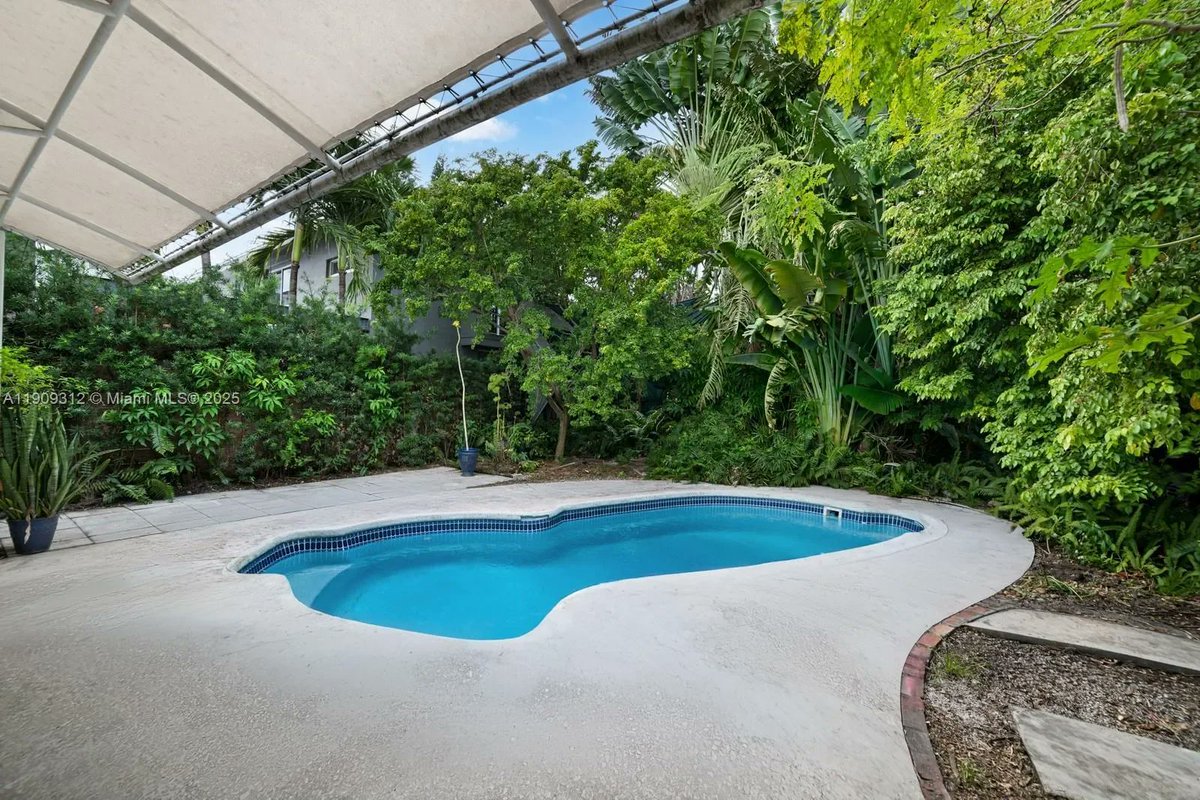 openluxere's tweet photo. FOR SALE: 3470 N Meridian Ave - Miami Beach, Florida
$2.2M | Miami Beach
4BR | 4BA
Listed by Douglas Elliman - Miami Beach

https://t.co/6D9pNYtkrE

#LuxuryRealEstate #LuxuryItaly https://t.co/l0G2tRSE3l