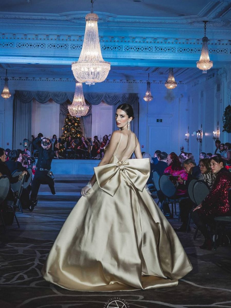 SophiaModelsINT's tweet photo. The beautiful Anna walking the runway⭐ 

#sophiamodelsint #yyc #modelling #model #runway #runwaymodel #calagrymodel https://t.co/yD2DAnlW0x