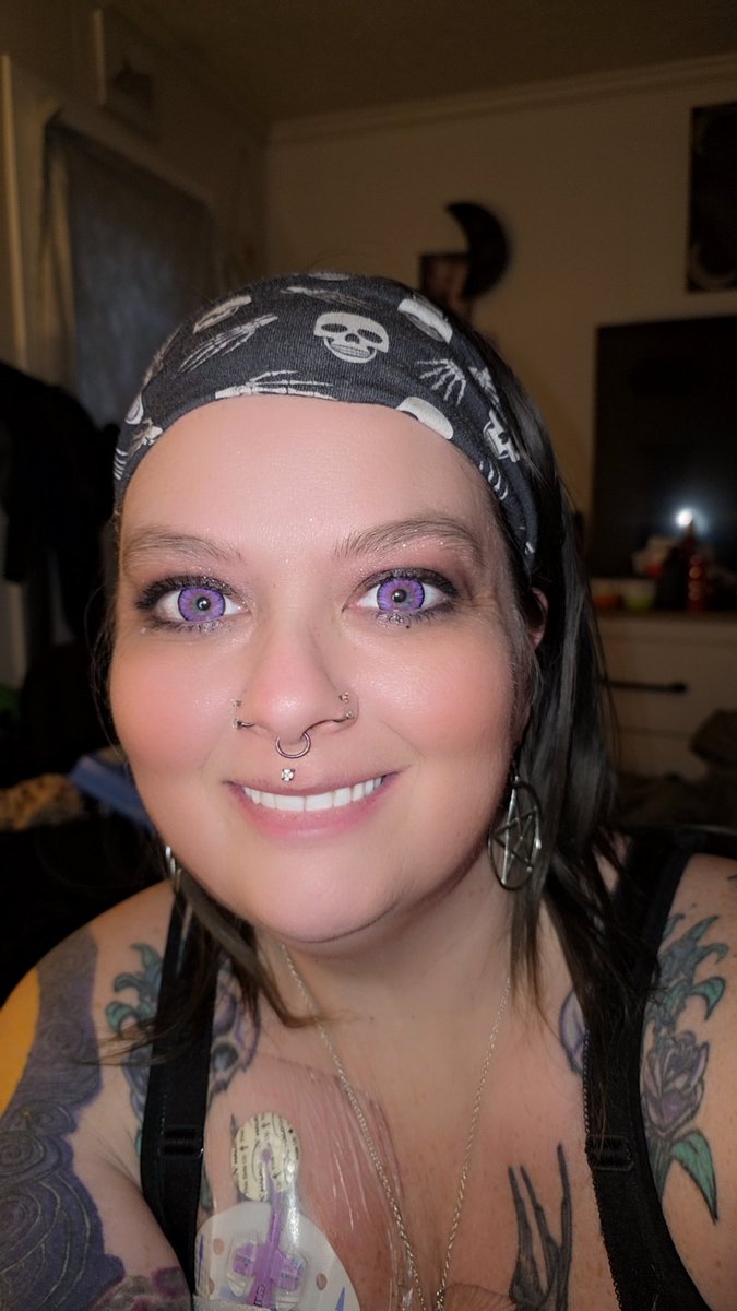 SammyjoRudolph's tweet photo. Seriously loving these purple contacts 💜💜💜💜 #purpleeyes #gothgirl #gothmommy #altgirl #HappyTuesdayAll https://t.co/j4WgohesRx