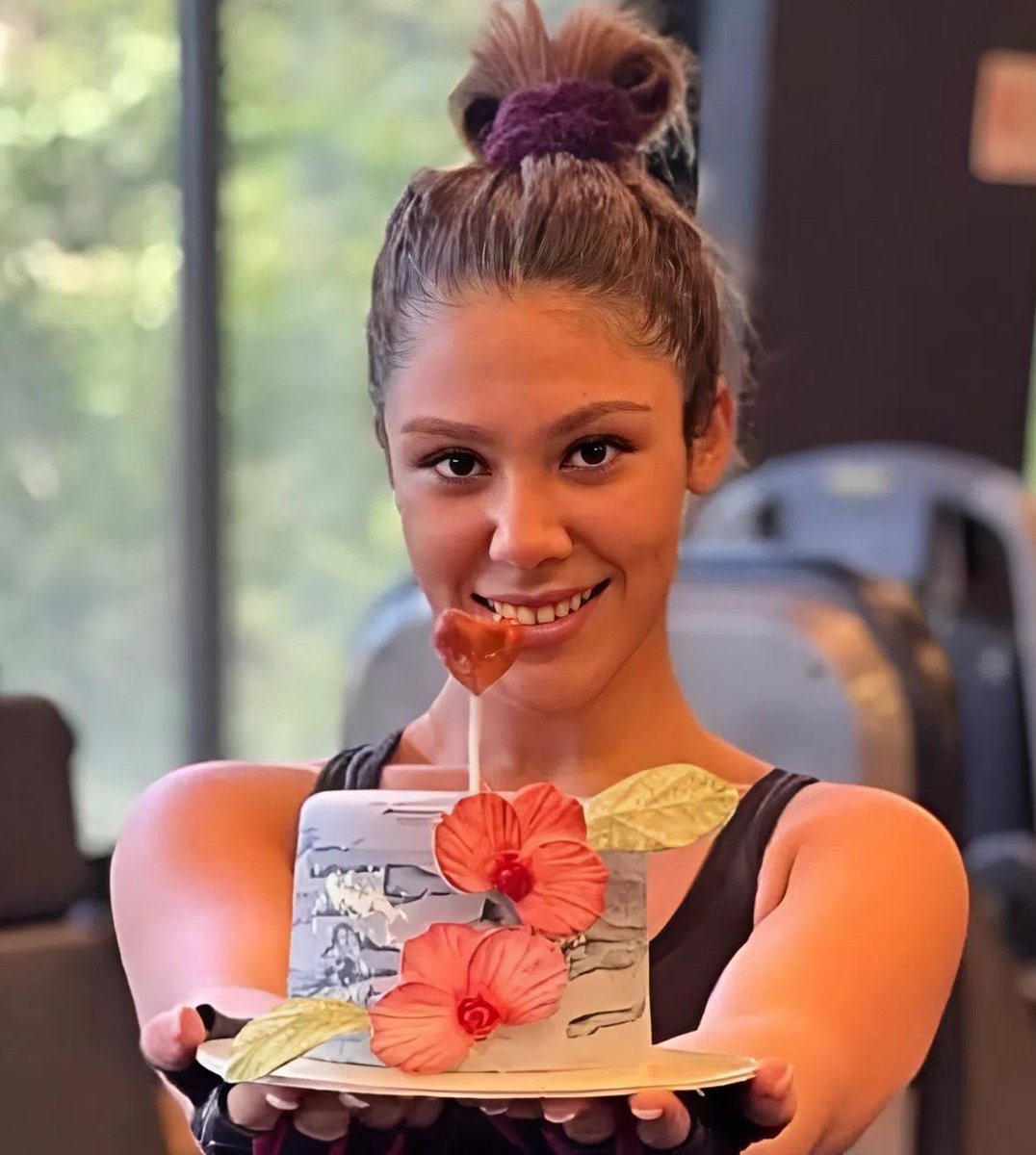 L O G Λ Я tweet media