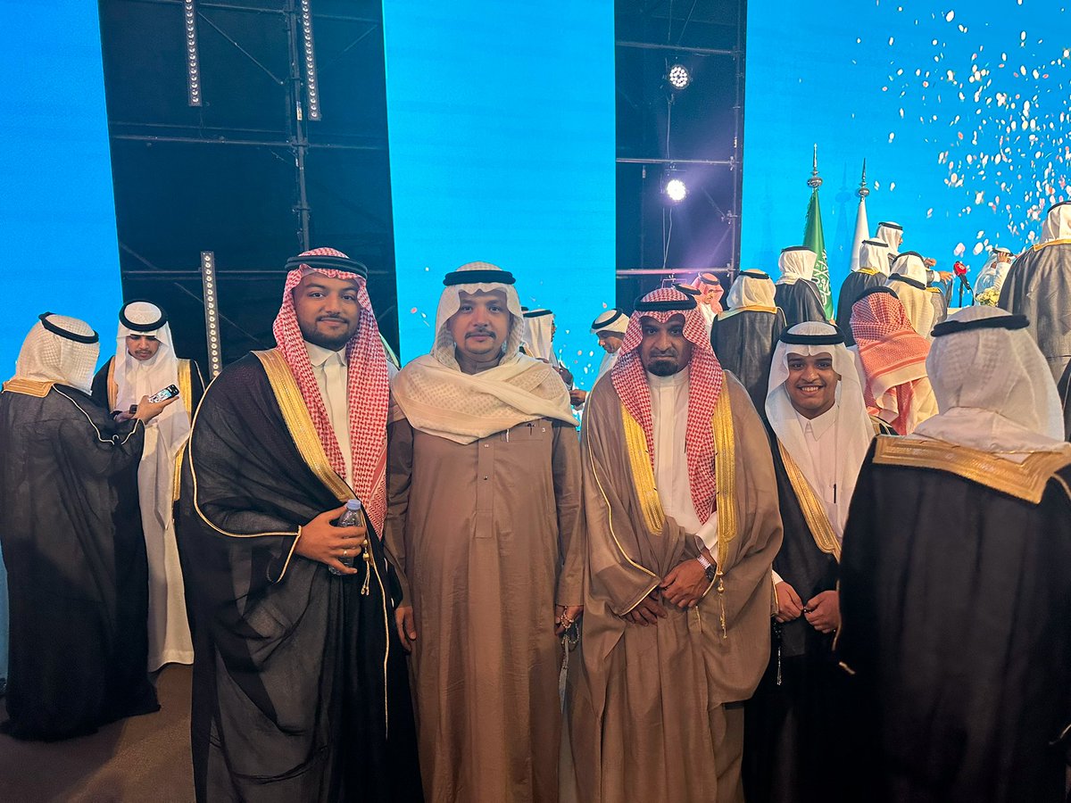 Alawy537's tweet image. تعبُ الأمس، فخرُ اليوم، وأملُ الغد؛ إن شاء الله

اليوم كان حفل تخرجي من تخصصي العظيم
(تفاعل الإنسان مع الحاسب) 
أشكر جميع من وقف جنبي في الرحلة الجميلة هذي من زملاء ودكاترة
وأشكر كل الشكر أمي وأبويا؛ شكرًا من القلب

وأخص بالشكر معلمي المتفاني د. محمد جبلي
معًا نصنع المجد لل #HCI