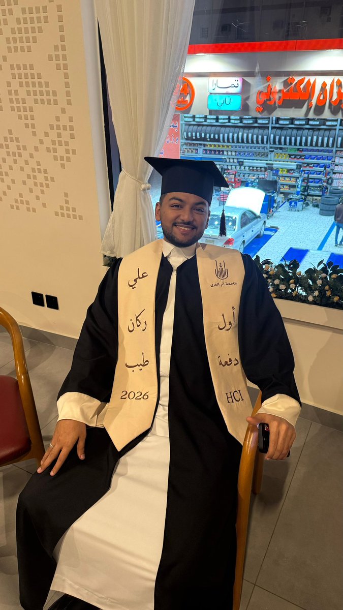 Alawy537's tweet image. تعبُ الأمس، فخرُ اليوم، وأملُ الغد؛ إن شاء الله

اليوم كان حفل تخرجي من تخصصي العظيم
(تفاعل الإنسان مع الحاسب) 
أشكر جميع من وقف جنبي في الرحلة الجميلة هذي من زملاء ودكاترة
وأشكر كل الشكر أمي وأبويا؛ شكرًا من القلب

وأخص بالشكر معلمي المتفاني د. محمد جبلي
معًا نصنع المجد لل #HCI