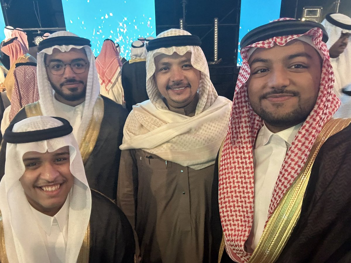 Alawy537's tweet image. تعبُ الأمس، فخرُ اليوم، وأملُ الغد؛ إن شاء الله

اليوم كان حفل تخرجي من تخصصي العظيم
(تفاعل الإنسان مع الحاسب) 
أشكر جميع من وقف جنبي في الرحلة الجميلة هذي من زملاء ودكاترة
وأشكر كل الشكر أمي وأبويا؛ شكرًا من القلب

وأخص بالشكر معلمي المتفاني د. محمد جبلي
معًا نصنع المجد لل #HCI