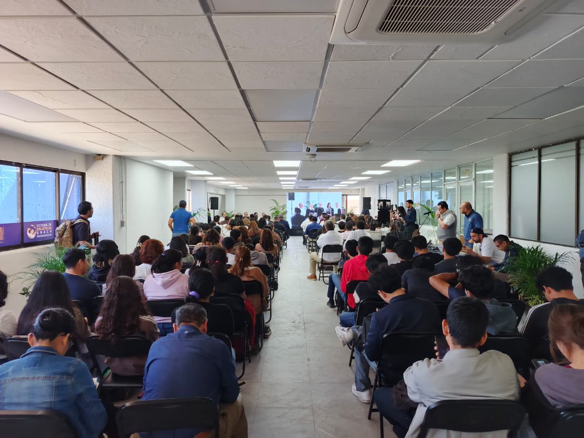 #Ahora | Casa llena para recibir a Manuel Alcántara Sáez, profesor emérito de la USAL (España) y Director del CIEPS AIP (Panamá), con su Conferencia magistral: Del pluralismo a la singularidad, más allá de las democracias fatigadas. #OrgulloUNACH