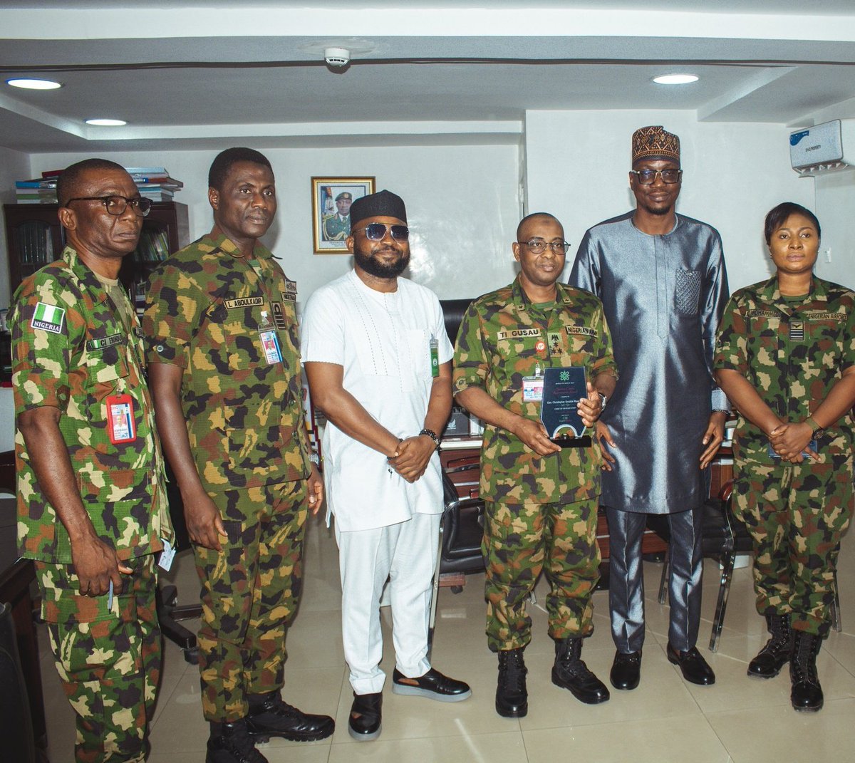 JacknSaw's tweet photo. Irony, Na this same guy stand with @HQNigerianArmy last year o and even gave them an award. @instablog9ja @yabaleftonline @ChuksEricE @egi_nupe @vdmempire @citizen_gavel @adeyanjudeji @Wizarab10 https://t.co/rHNZO532b3