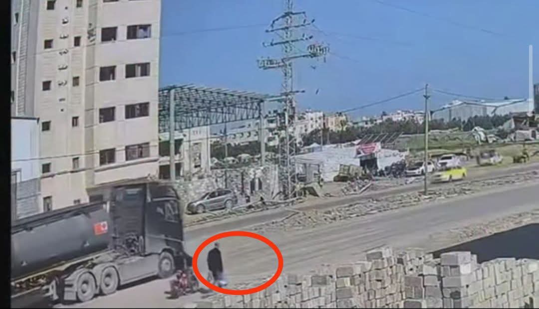 Medo198518's tweet image. This scene is extremely painful… and like so many others, it may pass without consequence.
But it will not pass before my eyes without speaking a word of truth.

Imagine being that person returning from somewhere, carrying a few items for his children. From friends’ comments, it…