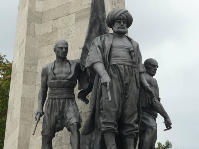 Tarihi Çarpıtarak Atatürk'e ve Cumhuriyete İşte Böyle Saldırıyorlar:

📌Birkaç memur tarafından gereksiz ve önemsiz olduğuna karar verilen bazı belgelerin Bulgaristan'a satılmasının sorumlusu, dönemin CHP Hükümeti, Başbakan İsmet İnönü ve Atatürk değildir. "CHP Hükümeti, İnönü ve