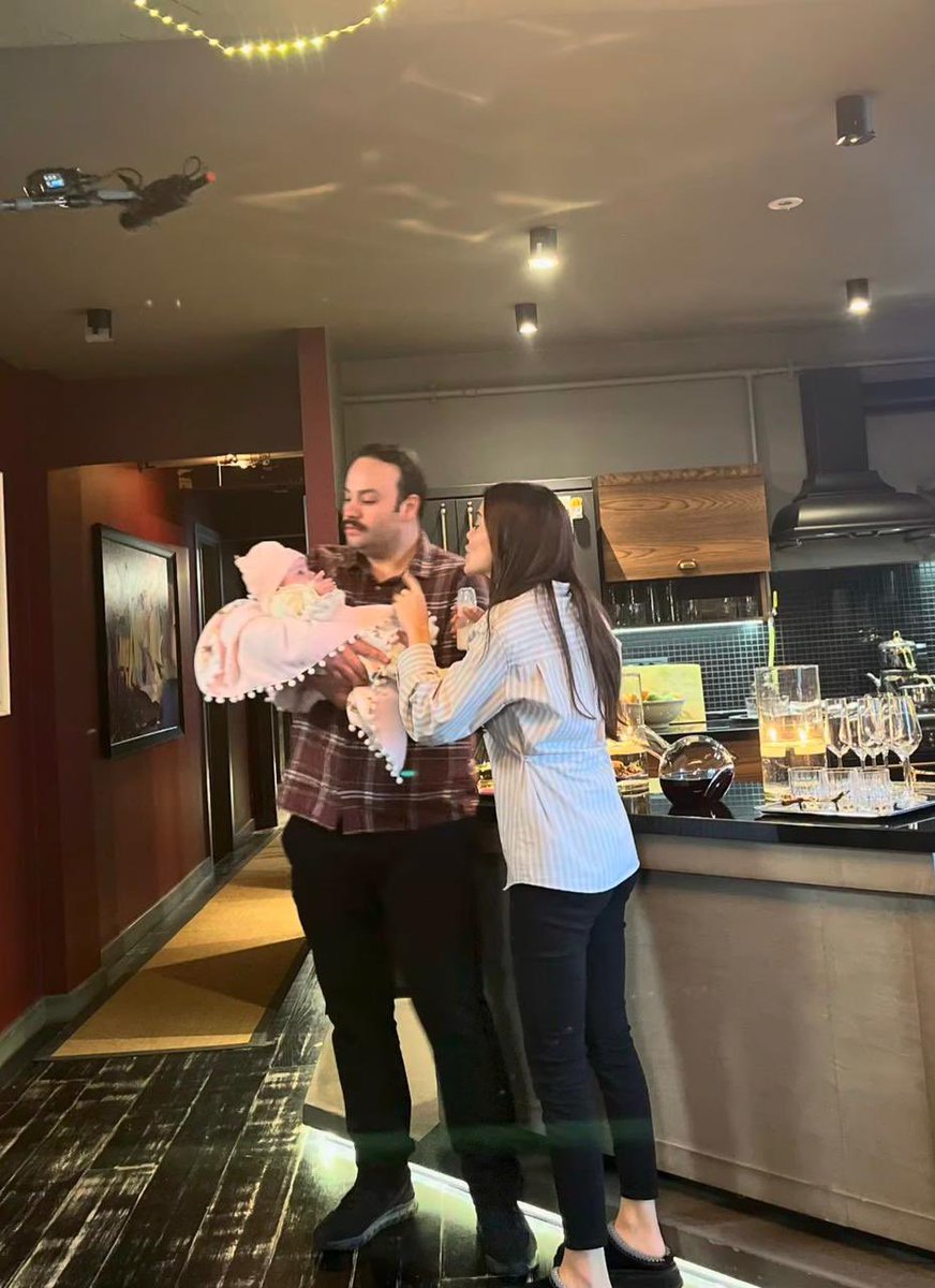 غالبا في احتفال في بيتهم و عازمين الجميع 🔥🔥 توقعي ان ممكن ارتان يرجع يمارس المحاماه تاني و عشان كده عزموا اصحابهم كلهم عشان يحتفلو مع بعض 😍😎

#sahtekarlar