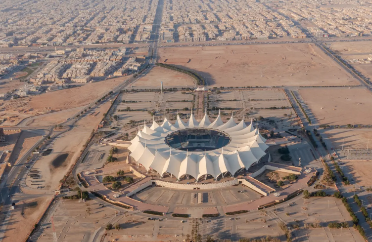 Naif_Alghamdi_'s tweet photo. أستاد الملك فهد الدولي

المالك: وزارة الرياضة
المصمم: آين فريزر، جون روبرتز وشركاه (Ian Fraser, John Roberts and Partners)
المقاول: شركة فيليب هولزمن (Philipp Holzmann)
الافتتاح: 1988م

استوحى المصمم فكرة "درة الملاعب" من الخيام التقليدية...  

مزيدًا من المعلومات، الصور، الرسومات، وأكثر هنا:  
https://t.co/BhVIuR8Cbf

مشروع #ذاكرة_الرياض