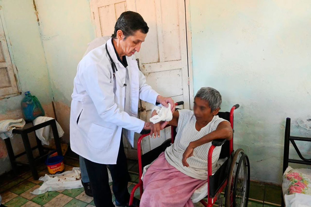 Por instrucciones de la presidenta del DIF Municipal de Veracruz, Daniela Lily Hernández, personal del DIF brindó atención médica, apoyo alimentario y acompañamiento jurídico y psicológico a una adulta mayor, quien continuará recibiendo seguimiento en su hogar. 

<a href="/espejohernandez/">Rosa María Hernández Espejo🌹</a>