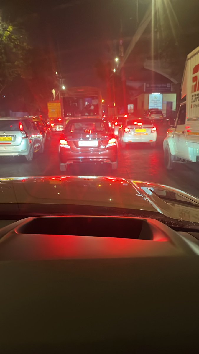 NEVILLEVELATI's tweet photo. Vakola bridge shuts every night. South bound traffic in Mess under the bridge signal. No cops SAD 
ATITHI DEVA BHAVA @mybmcInfra @mybmc https://t.co/OJhZNS7eWS