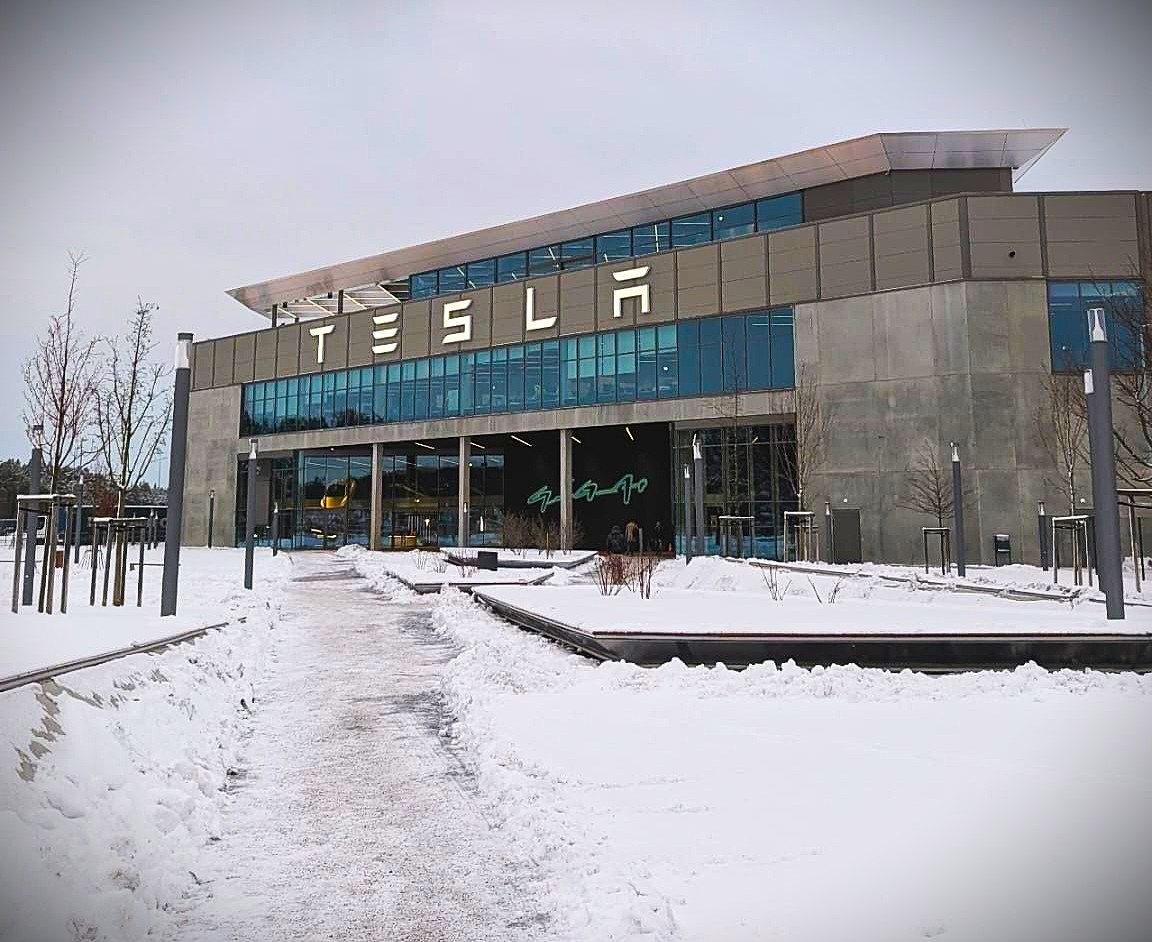 TESLA: Today, an external IG Metall union representative attended a works council meeting at Giga Berlin. 

He secretly recorded the internal session and was caught. 

Giga Berlin Plant Manager André Thierig stated staff called the police and filed a criminal complaint. 

No