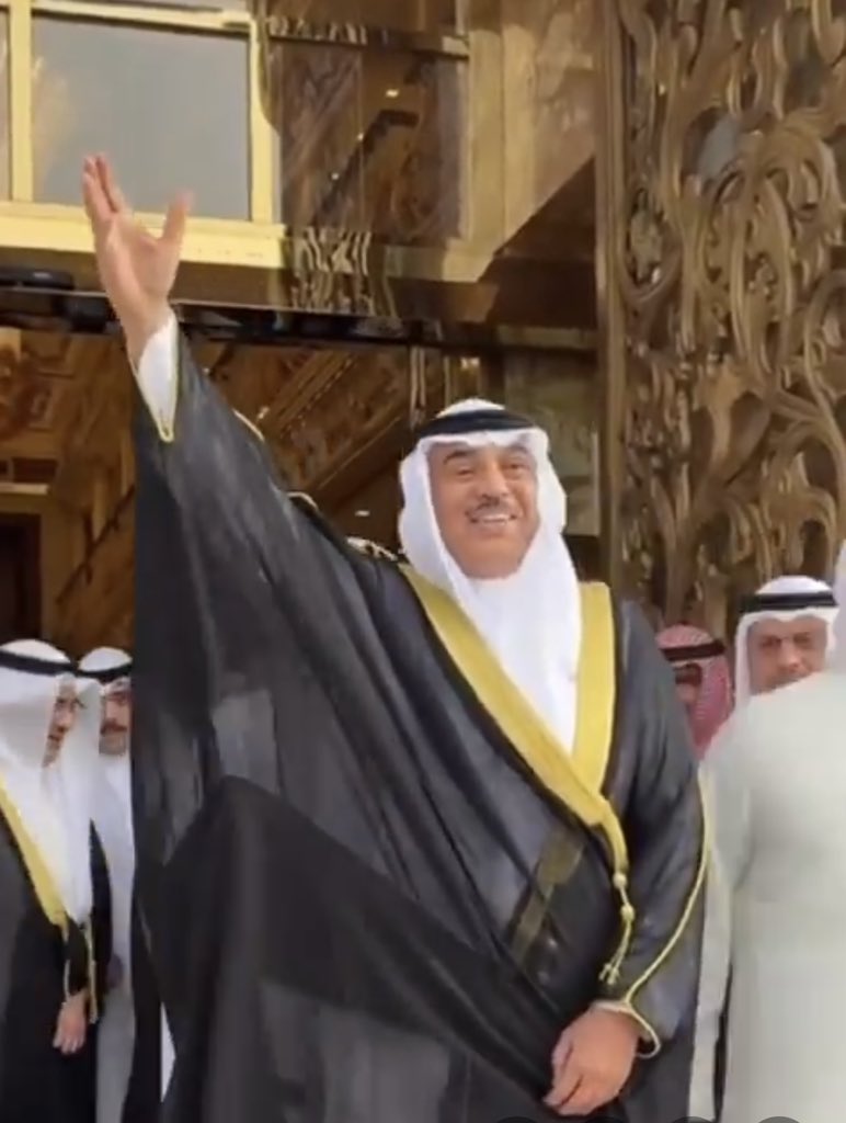 عسى هاليد دووم مرفوعة  بالعز يا عضيد صاحب السمو و كتفه الذي لا يميل سمو #الشيخ_صباح_الخالد_الحمد_الصباح حفظك الله ❤️🇰🇼