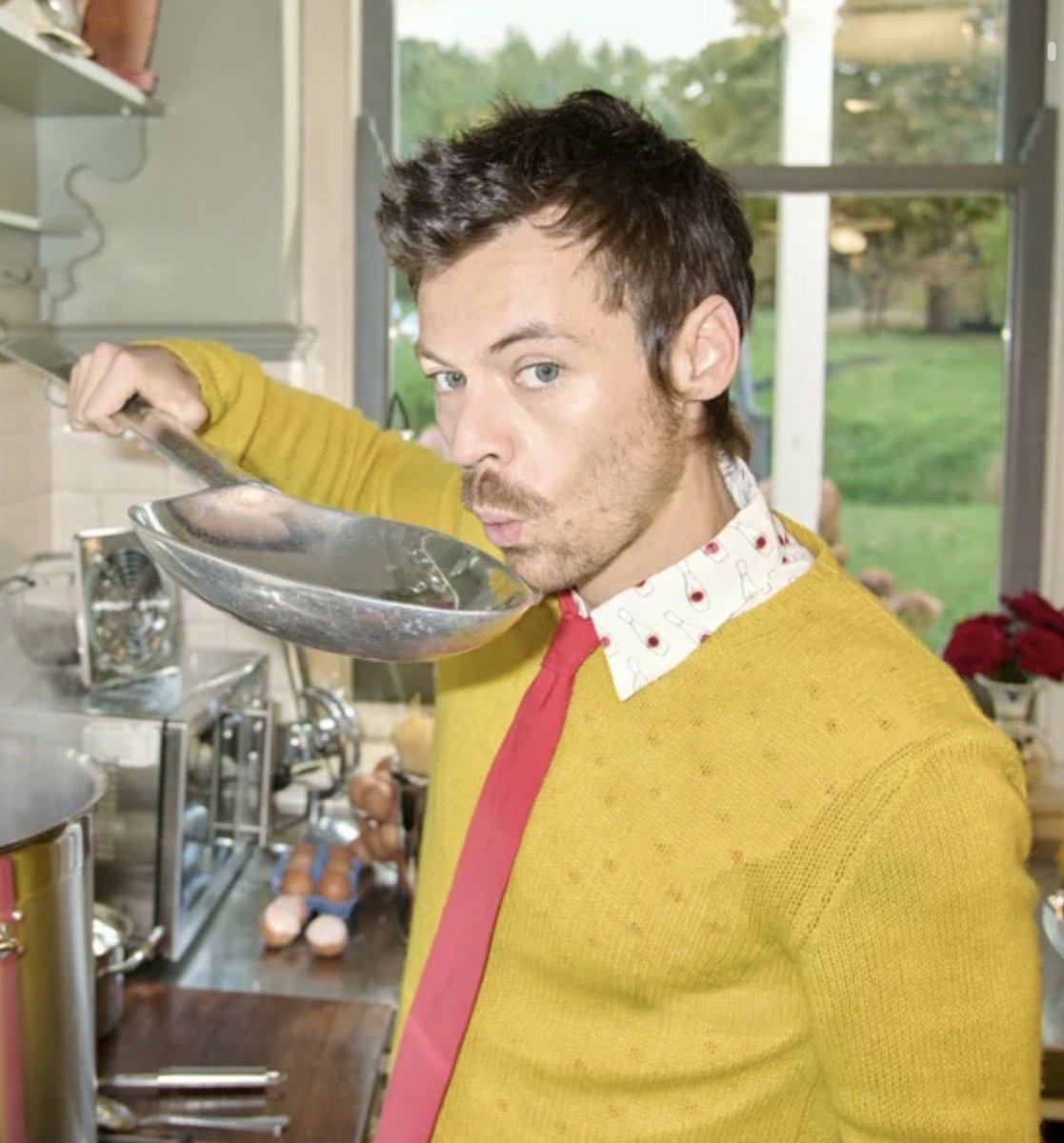 btarrys's tweet image. “traumatise your fandom in two images”