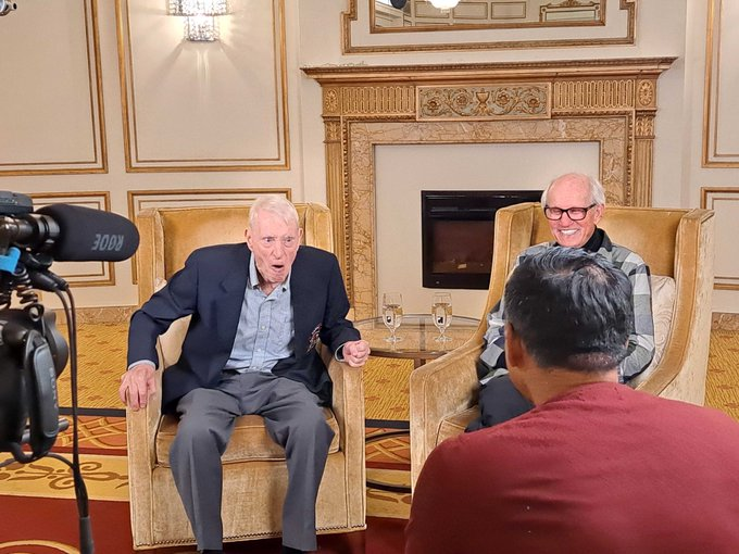 shanelpratap's tweet photo. The hockey/broadcast world has lost an absolute legend.  Jim Robson was the idol and hero to so many broadcasters/journalists over the decades.  

"To all the hospital patients, shut ins, the pensioners, the blind, those that can’t get out to games" 

#Canucks. https://t.co/LTPsnXhZjo