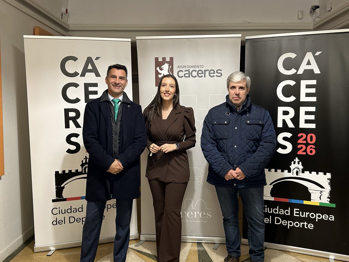 CPCacerenoSAD's tweet photo. 💚 El presidente del #CPCacereño, @CarlosorCPC, y el vicepresidente, @OlmedaRubio, asistieron a la presentación de 'Cáceres, Ciudad Europea del Deporte 2026'.

😁 Nuestro club ha sido uno de los protagonistas de la gala. 

👏 ¡Enhorabuena a todos por este logro para la ciudad! https://t.co/leLF6Prxs4