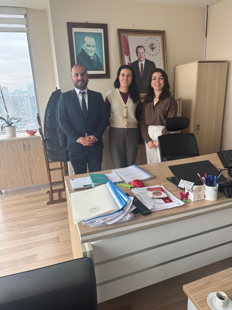 asdepder's tweet photo. 📍 Aile ve Sosyal Hizmetler Bakanlığı

Dernek Başkanımız Haluk Demirtosun ve Yönetim Kurulu Üyemiz Ümran Yollu Şahin, Sosyal Destek Hizmetleri Daire Başkanımız Sayın Şirin Açılan’ı ziyaret etti.

Görüşmede, ASDEP programının sahadaki uygulamalarda yaşanan sorunları ve taleplerimizi ileterek çözüm yolları üzerine istişarelerde bulunduk.

ASDEP personelinin özlük haklarının iyileştirilmesi ve memuriyete geçiş sürecine yönelik destekleri, olumlu yaklaşımları ve nazik ev sahiplikleri için Sayın Daire Başkanımıza teşekkür eder çalışmalarında başarılar dileriz.
#AileYılı #ASDEP #ASDU #ASDEPDER