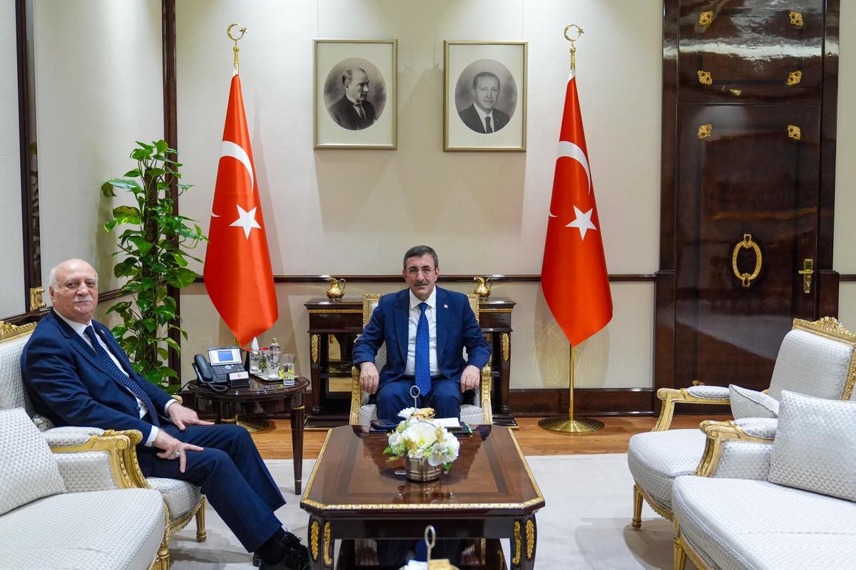 Türkiye Ziraat Odaları Birliği (TZOB) Genel Başkanımız Sayın Şemsi Bayraktar, Cumhurbaşkanı Yardımcısı Sayın Cevdet Yılmaz’ı Cumhurbaşkanlığı Külliyesi’nde ziyaret etmiştir.
Ziyarette; Tarım Kredi Kooperatifleri ve Ziraat Bankası’ndan kredi kullanmakta zorlanan çiftçilerimizin