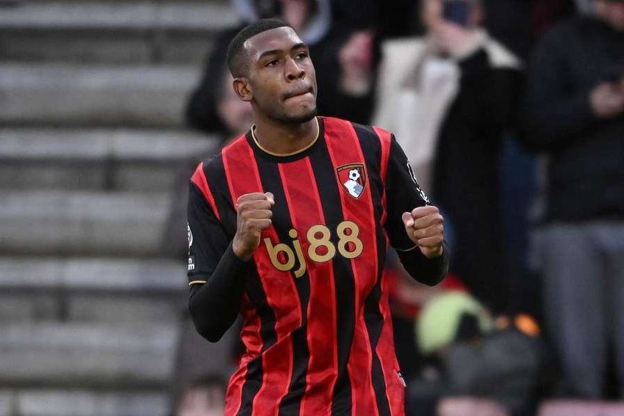 AVascainos's tweet image. VENDEU MAL?

O atacante Rayan possuía em seu contrato, desde o Sub-16, uma cláusula "oculta" que dava mais poderes ao jogador/família/empresários do que ao Vasco na hora de negociações. Basicamente, apesar de ter uma cláusula de rescisão, o contrato definia que o jogador poderia…