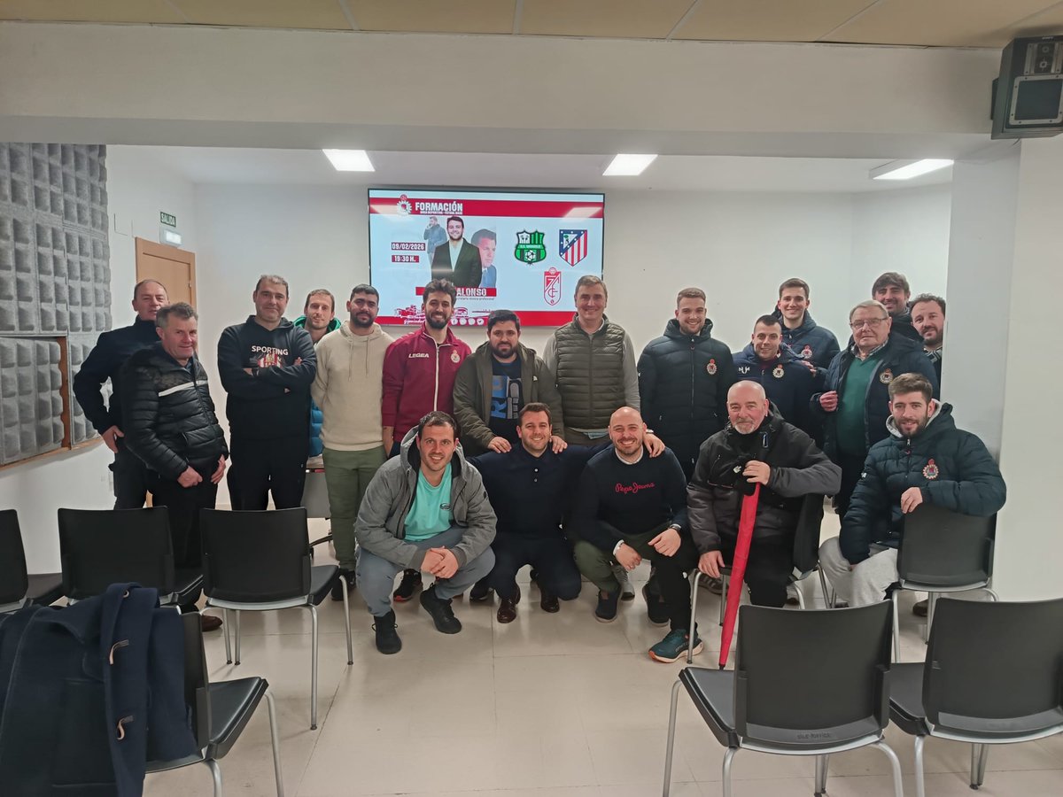 GijonIndustrial's tweet photo. 🔴⚪ FÚTBOL BASE | FORMACIÓN

📚⚽ Nueva formación para nuestros técnicos de fútbol base organizada por el club

En la tarde de ayer disfrutamos de una nueva charla formativa a cargo de Javier Alonso, Secretario Técnico del @granadacf
https://t.co/ZSRQ1BAmR8 https://t.co/ZEO2M4Ydui