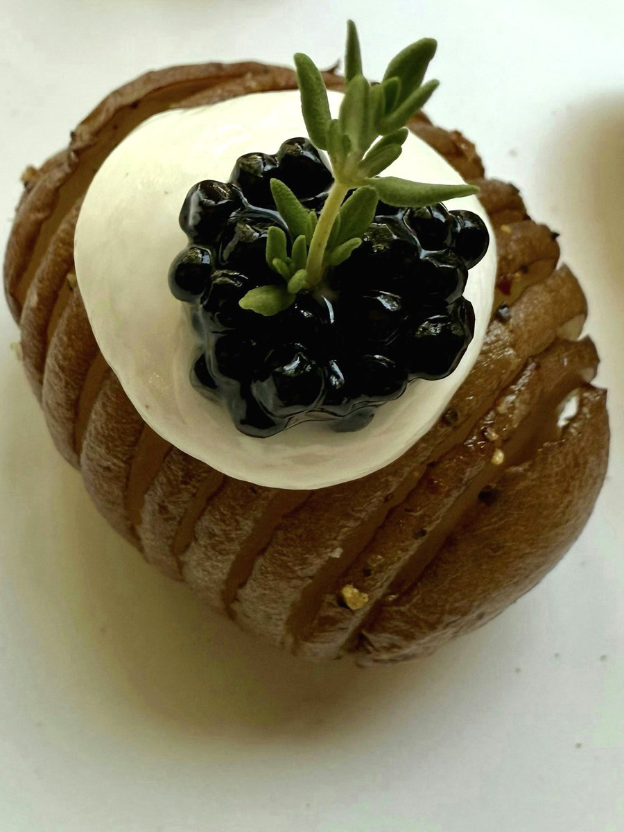 Golden potatoes, luxe toppings, savory finish — crisped, creamy, and just the right amount of indulgent. 🥔

#kccateringcompany #kccaterer #kcweddingcaterer #kceventcaterer #kansascitycatering #oliveeventscatering