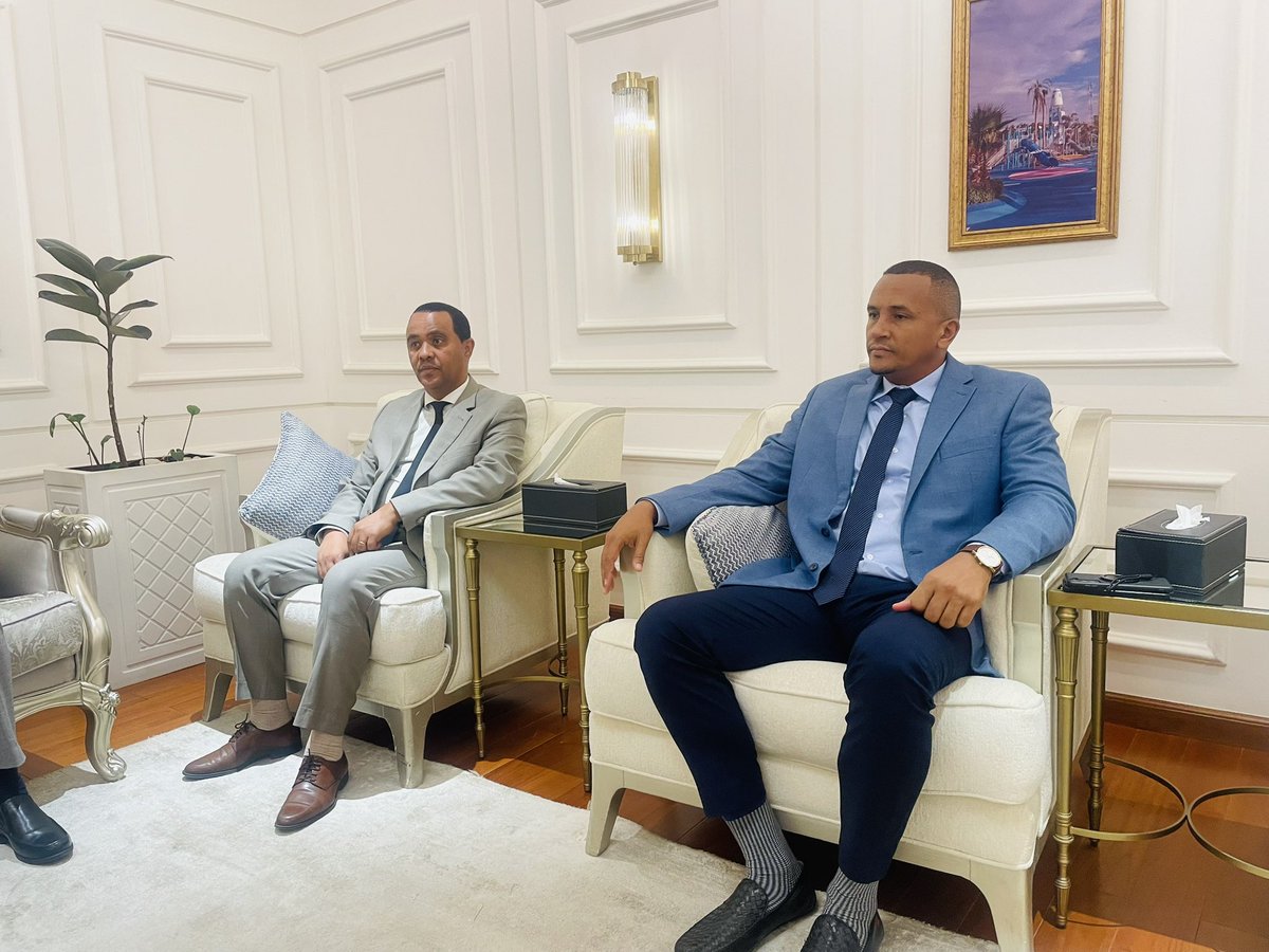 Con satisfacción hemos recibido al Ministro de Asuntos Exteriores, Excmo Sr. Simeón Oyono Esono Angue, quien llega a Addis Ababa para participar en la 48 Sesión ordinaria del Consejo ejecutivo, previa a la 39 Cumbre de jefes de Estado y de Gobierno de la UA.