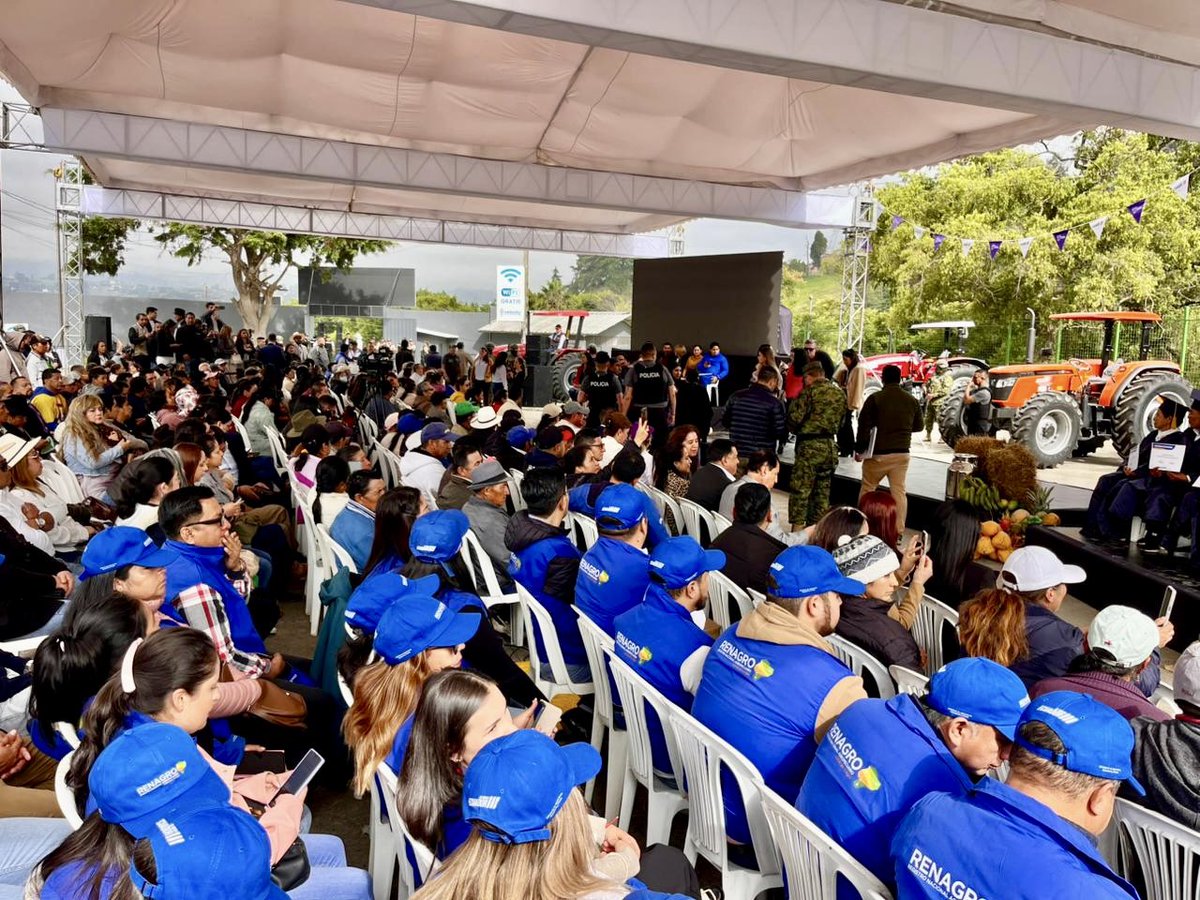 🌱🚜 | En #ElNuevoEcuador, el presidente <a href="/DanielNoboaOk/">Daniel Noboa Azin</a>  impulsa la mecanización del campo en la zona Sur del 🇪🇨.
En Loja se entregan 11 Soluciones de Mecanización Agroproductiva que benefician a 417 productores de #Loja, #Azuay y #Cañar, con una inversión de USD 453 mil. 🧵
