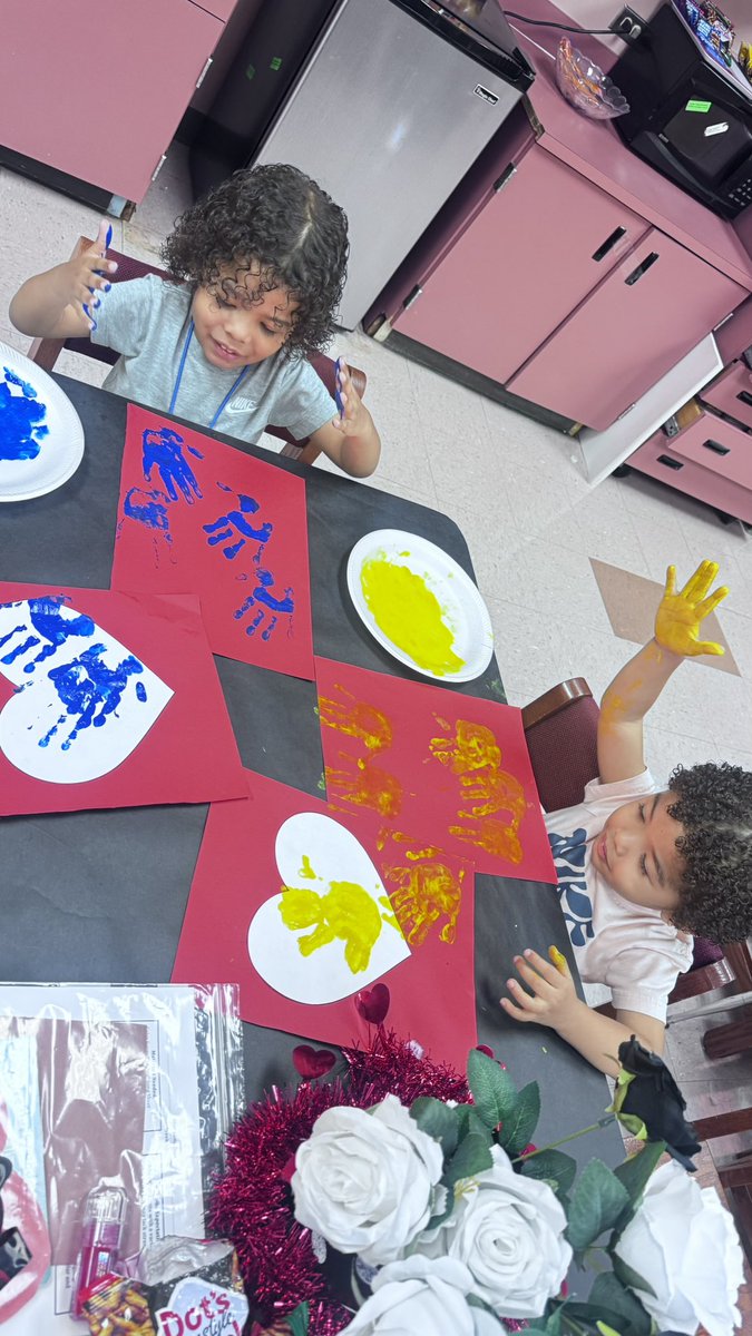 Sneed_FAME's tweet photo. Creative little hands at work! 🖌️✨ Valentine’s craft after our fun JumpStart class. 

@Aliefsneed @Alief_Fame https://t.co/NvIcBeeZU3