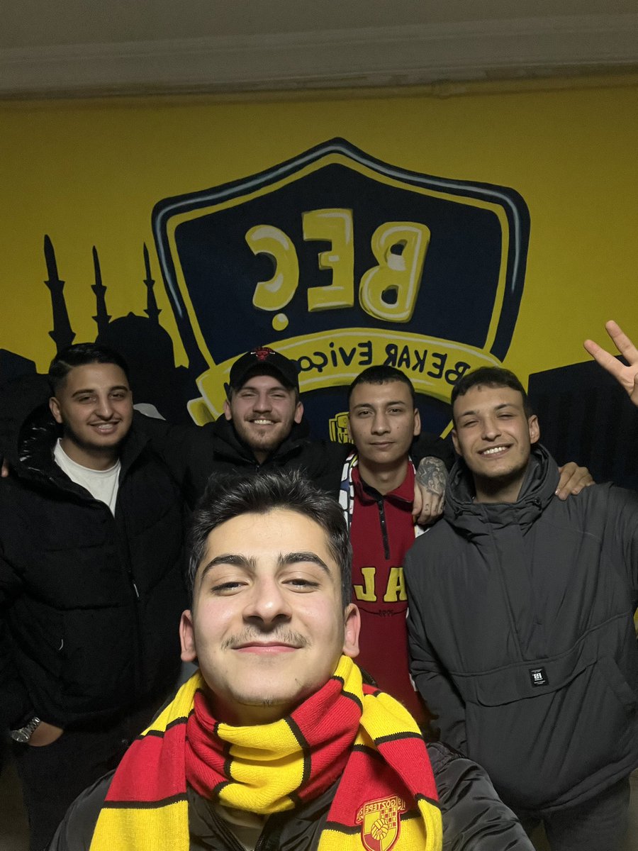 Omuz omuza bağırdık, isimler değil renkler kazındı.
Aynı soğukta titredik, aynı golde dünyayı unuttuk.
Tribünde kurulan dostluk, hayatta bozulmaz.
Çünkü biz sevinci de kederi de birlikte öğrendik.