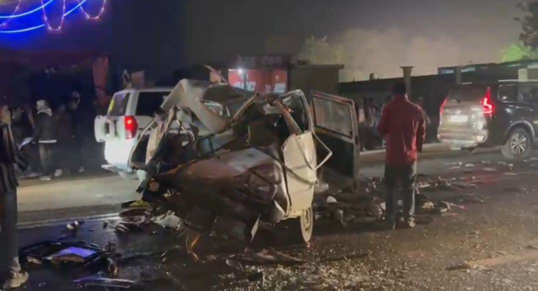 #लखनऊ
#थाना_दुबग्गा क्षेत्र के मछली मंडी गेट के पास हुआ भीषण एक्सीडेंट
भीषण एक्सीडेंट में वैन के उड़े परचख्खे
कई गाड़ियां आपस में टकराई
कई लोग हुए गंभीर रूप से घायल 
<a href="/UPPViralCheck/">UPPOLICE FACT CHECK</a> <a href="/Uppolice/">UP POLICE</a> <a href="/dgpup/">DGP UP</a> <a href="/Rajeevkrishna69/">Rajeev Krishna IPS, DGP UP</a> <a href="/lkopolice/">LUCKNOW POLICE</a> <a href="/DCPWEST1/">DCP WEST LUCKNOW</a> <a href="/LkoCp/">CP LUCKNOW</a> <a href="/LoJcp/">JCP L&O LUCKNOW</a> <a href="/CMOfficeUP/">CM Office, GoUP</a> <a href="/myogioffice/">Yogi Adityanath Office</a> <a href="/ANI/">ANI</a>