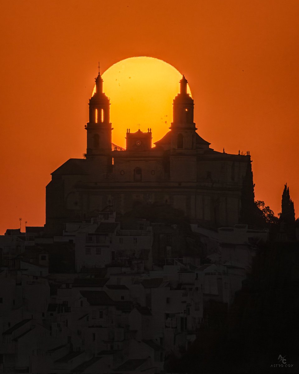 jordi_coy's tweet photo. Con ganas de que el Sol vuelva a abrazar las tierras andaluzas y pinte de nuevo su cielo.
Foto que hice hace unos meses cuando el Sol se posaba sobre la catedral de #Olvera , Cádiz.
@esa_es
@JuanMa_Moreno https://t.co/lhBcsNXxux