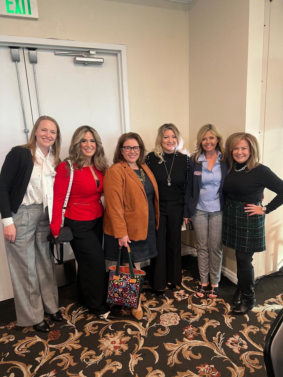 TrosperPR's tweet photo. Our team had a wonderful morning networking and meeting with other Henderson locals at the Henderson Chamber of Commerce's City Update with Mayor Michelle Romero. It was a great opportunity to learn from our Henderson leadership on the developments coming to our city. https://t.co/ZdnaEsCuHn