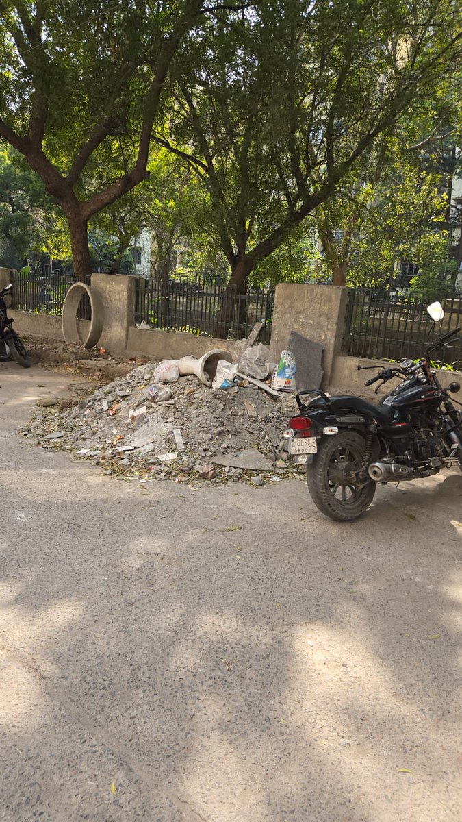 agarwal_rohit's tweet photo. @DC_NGZMCD @LtGovDelhi @CMODelhi @RajaiqbalSingh3 @dip_delhi @SecyDIP @MCD_Delhi @SBM_MCD Pls remove the hazardous construction waste at near Kitchen Karma, Shop no. G8, LSC market, Plot no. 4, near HDFC Bank, Sector 4, Dwarka, New Delhi, Delhi, 110078 https://t.co/oG3bCpOKTx