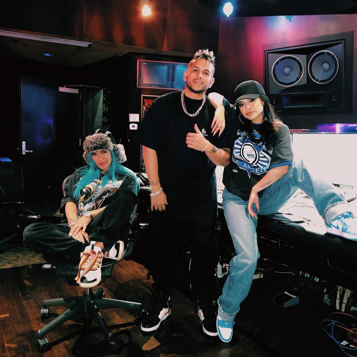 Hace cuatro años se juntaron
<a href="/karolg/">LABICHOTA</a> , <a href="/iambeckyg/">Becky G</a> y <a href="/OvyOnTheDrums/">Ovy On The Drums</a> 
y salió un himno eterno: MAMIII 👑🥵🎶
10-02-2022