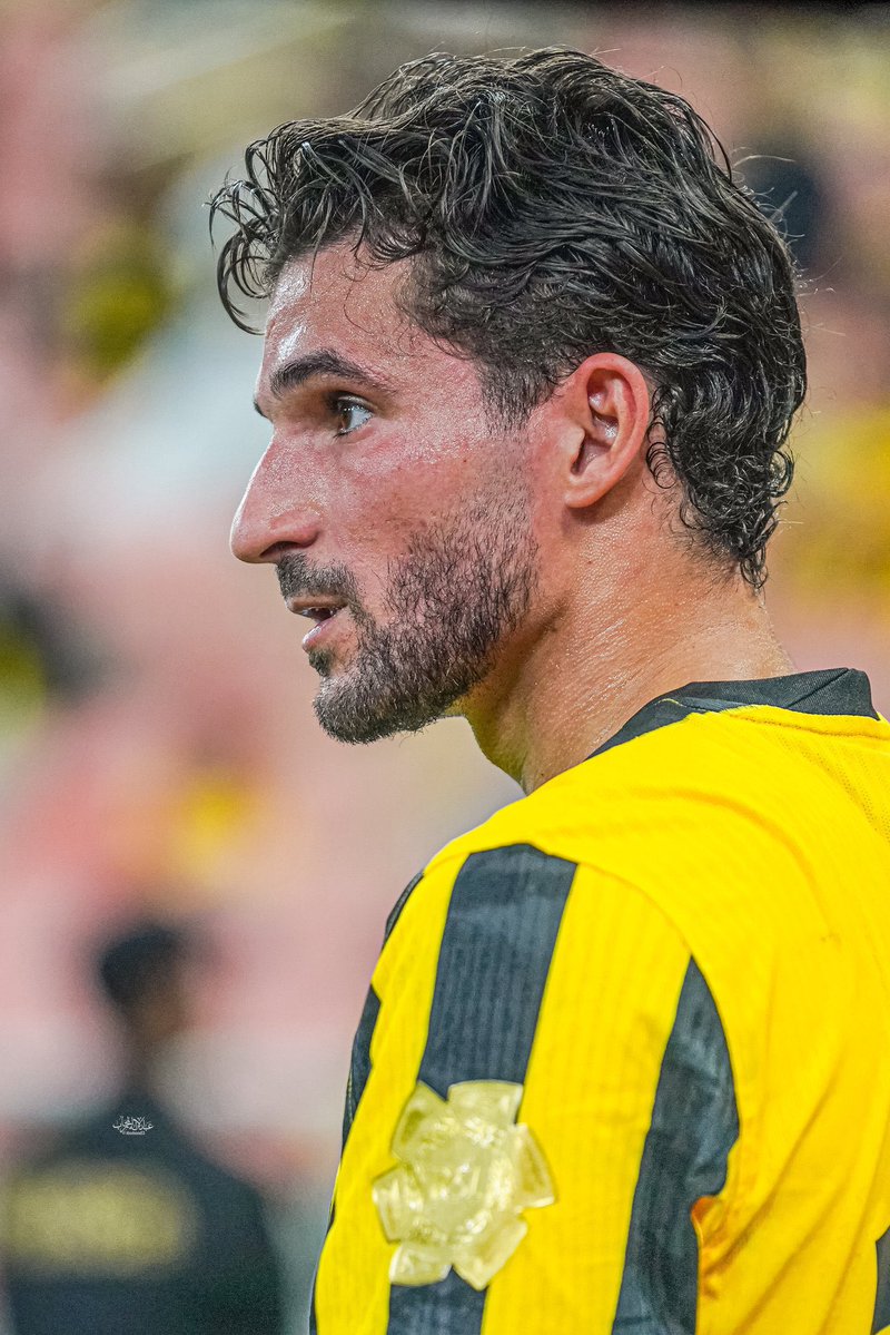 الرِجال يقولون و يفعلون، والرجال يظهرون عندما تحتاج إليهم وعندما تضيق بك السُبل، وعندما تصبح الأمور مُعقدة ..

أنت رجل أيها الحسام، قُلت وفعلت، وعدت فأوفيت، تجليت فأبدعت، ظهرت فتسلطنت، إستمر دائمًا بهذا الأداء المذهل، وجمهور #الاتحاد سندك وخلفك حتى النهاية ✊🏼💛🖤

<a href="/HoussemAouar/">Houssem</a>