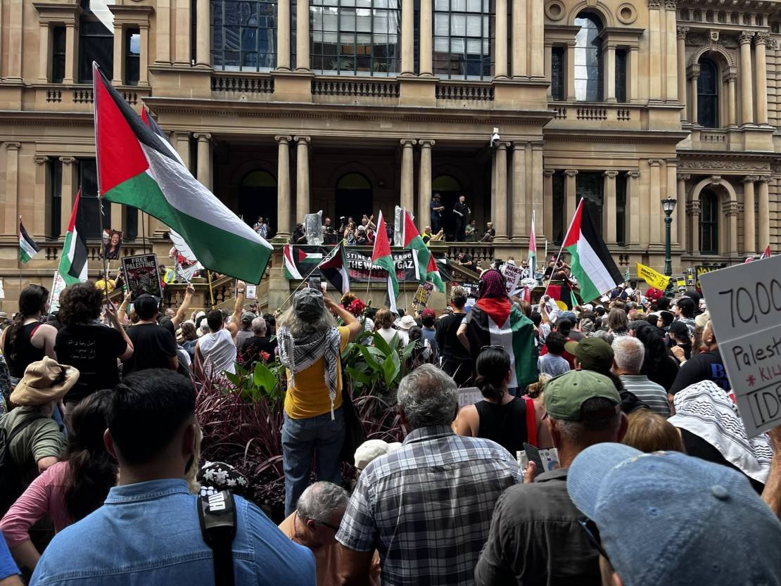 ما هذا يا غزة؟
أي سحر لدماء أبنائك أيقظ الإنسانية؟
وأي ثورة أشعلت جراحك في ربوع الكرة الأرضية؟
في سدني عاصمة أستراليا
يخرج الناس رفضاً لزيارة الرئيس الإسرائيلي اسحق هرتصوغ لبلادهم، 
الناس تعشق السلام، وترفض الإرهاب الصهيوني والإجرام