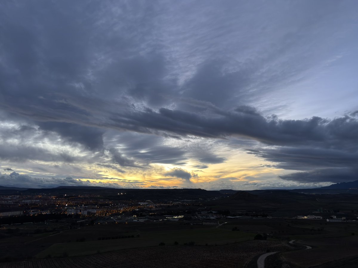 RIOJATORMENTAS's tweet image. Atardecer hoy en #Logroño 🙌