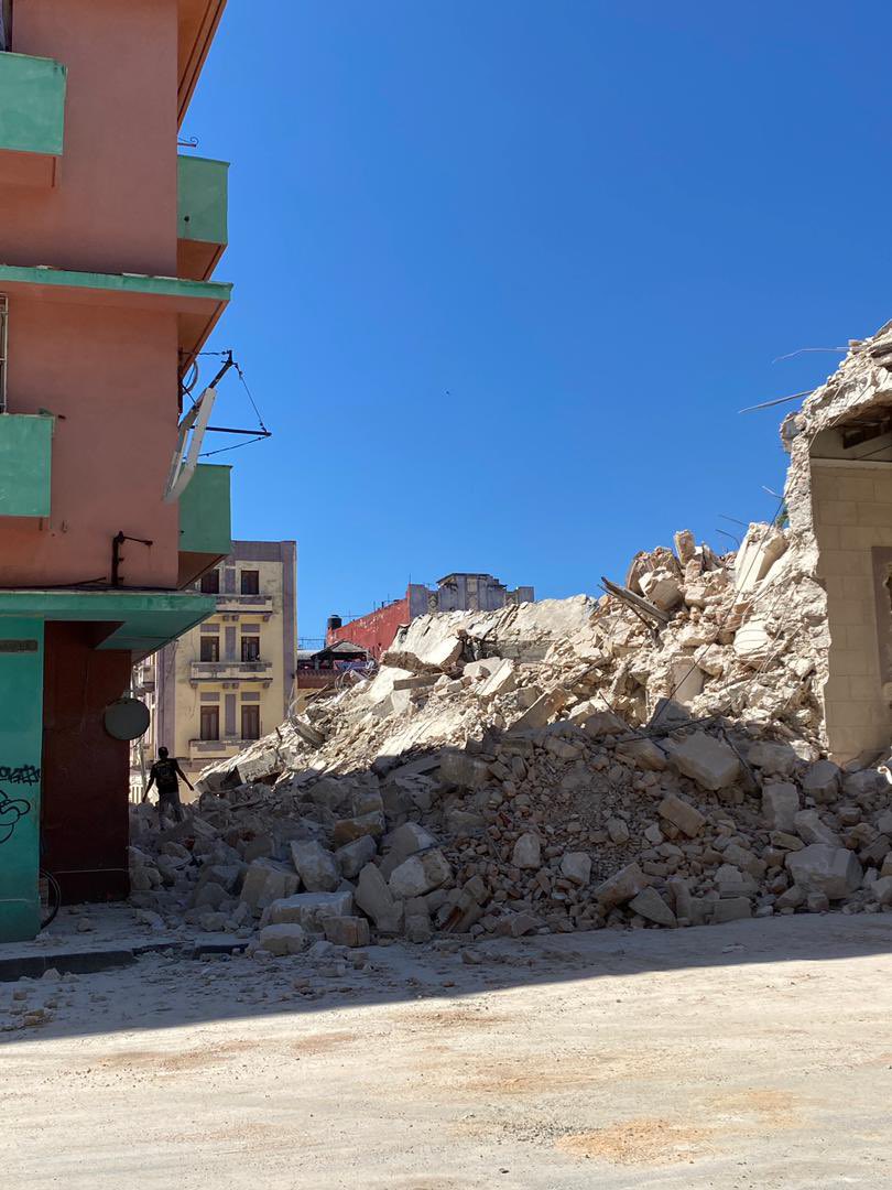 Imágenes del ISDI esta tarde. 

Se cae todo menos lo que se tiene que caer…

#FREE4tico #CubaLibre